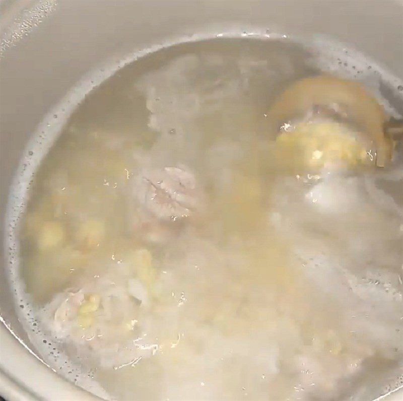 Step 3 Cook the porridge Green bean lotus seed pork rib porridge