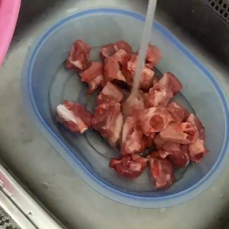 Step 1 Prepare the Ribs for Green Bean and Lotus Seed Porridge