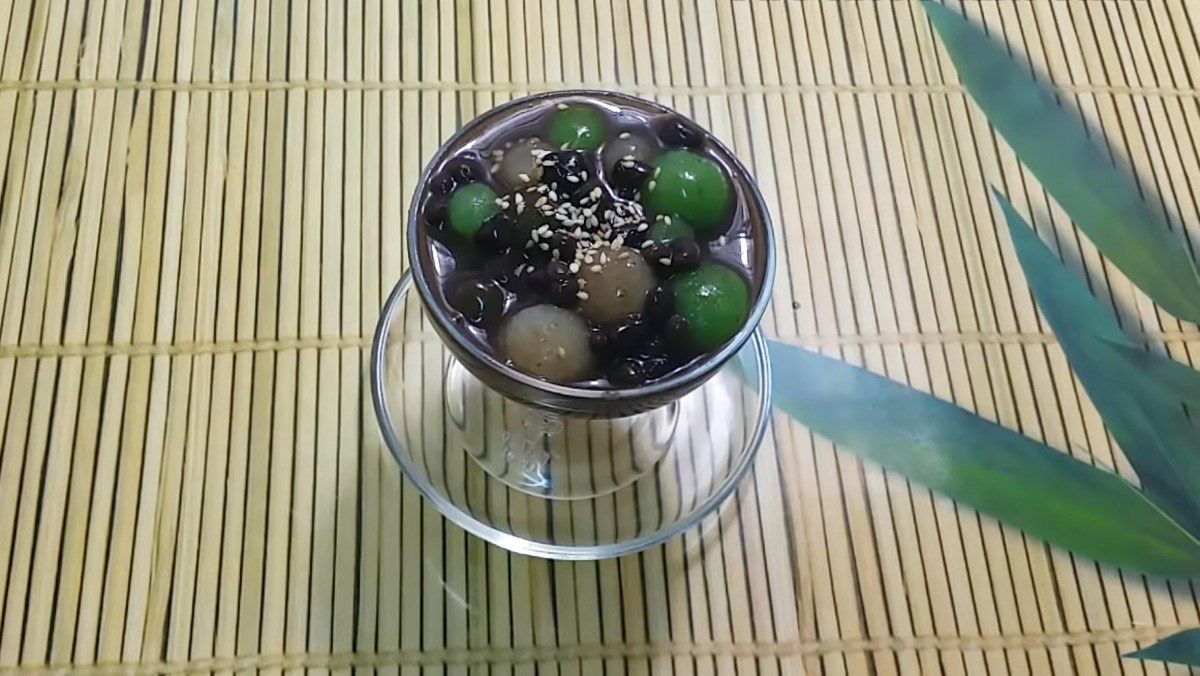 2 Ways to Cook Delicious Creamy Sweet Thai Black Bean Pudding 11 Thai-style black bean sago dessert