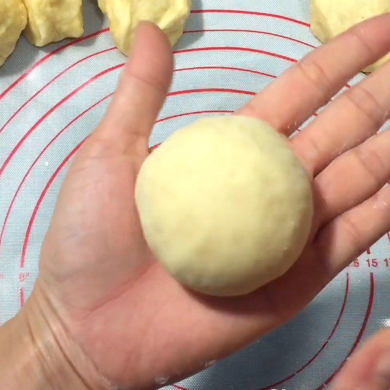 Step 5 Divide the dough and proof for the second time Pineapple stuffed steamed bread