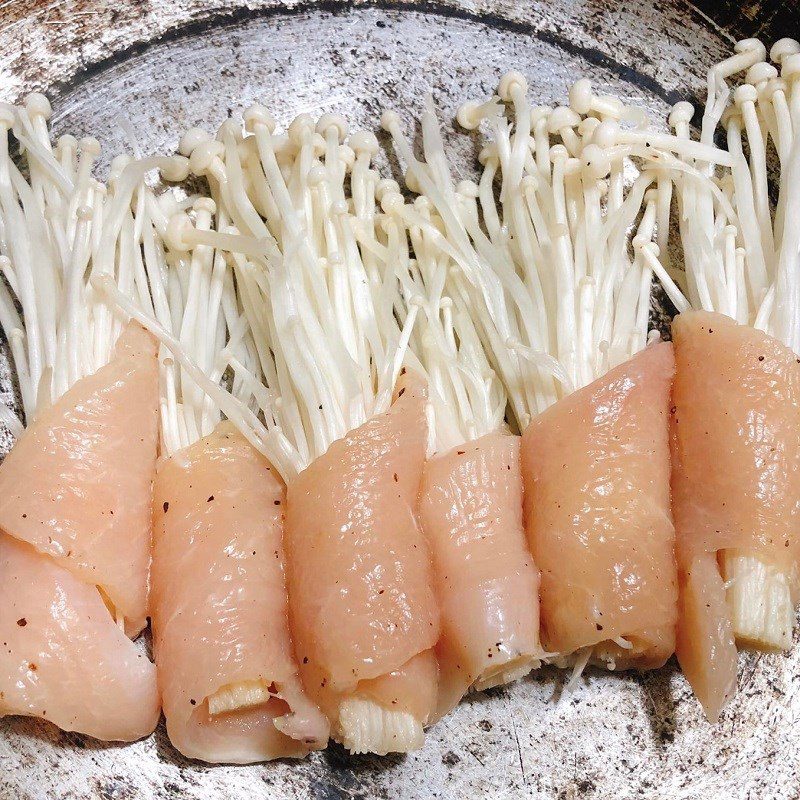 Step 4 Pan-fry the chicken breast Chicken breast rolled with enoki mushrooms pan-fried