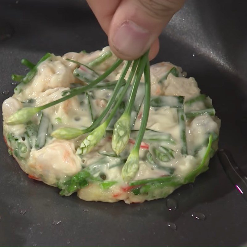 Step 4 Fry the cake Crispy chive shrimp cake
