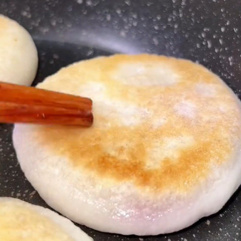 Step 4 Frying the Taro Sticky Rice Cake (Recipe shared from Tiktok Cooking with TasteVN)