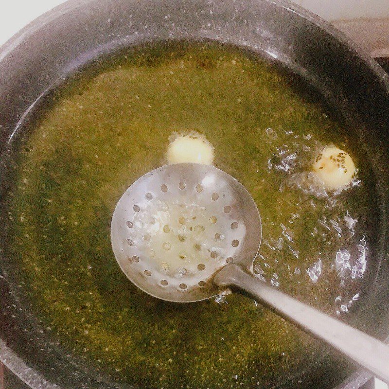 Step 3 Frying sweet potato puffs