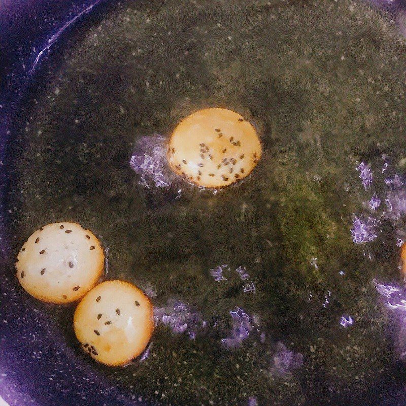 Step 3 Frying sweet potato puffs