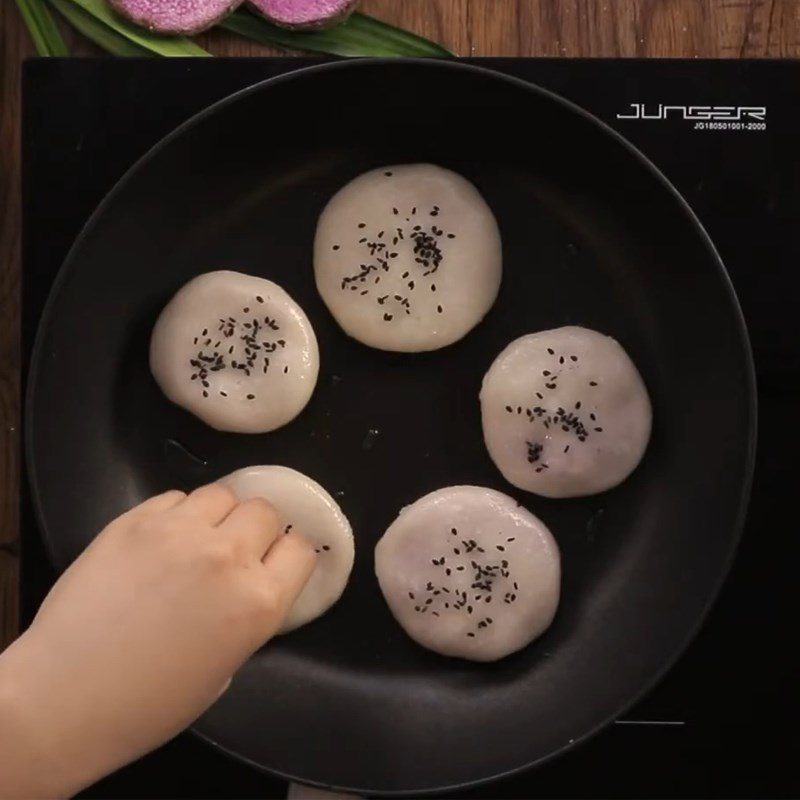 Step 5 Fry the cake Fried glutinous rice cake with purple sweet potato filling