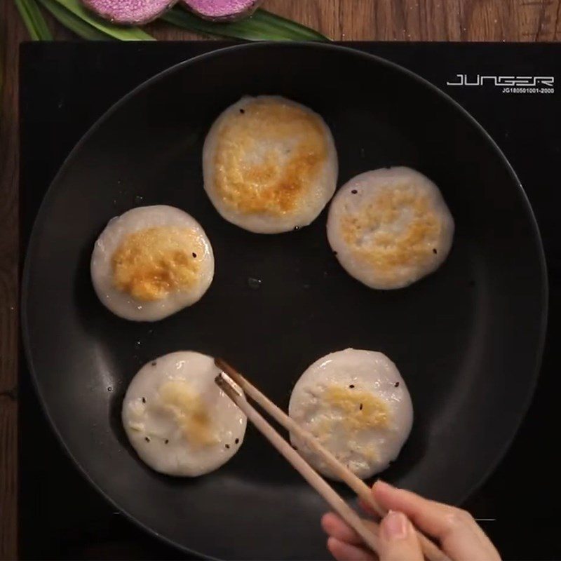 Step 5 Fry the cake Fried glutinous rice cake with purple sweet potato filling