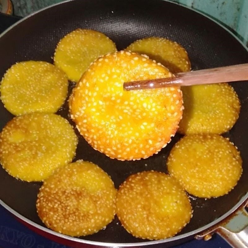 Step 4 Frying the cake Fried pumpkin cake with glutinous rice flour