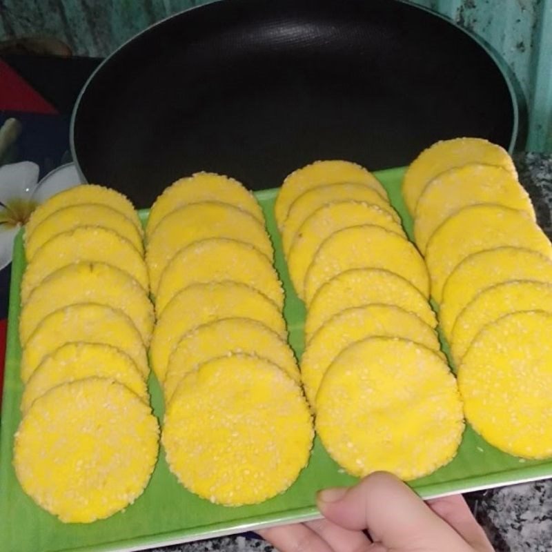 Step 4 Frying the cake Fried pumpkin cake with glutinous rice flour