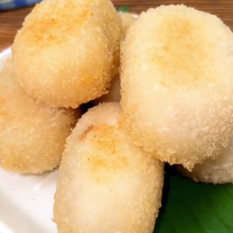 Step 3 Frying the black sugar glutinous rice cake