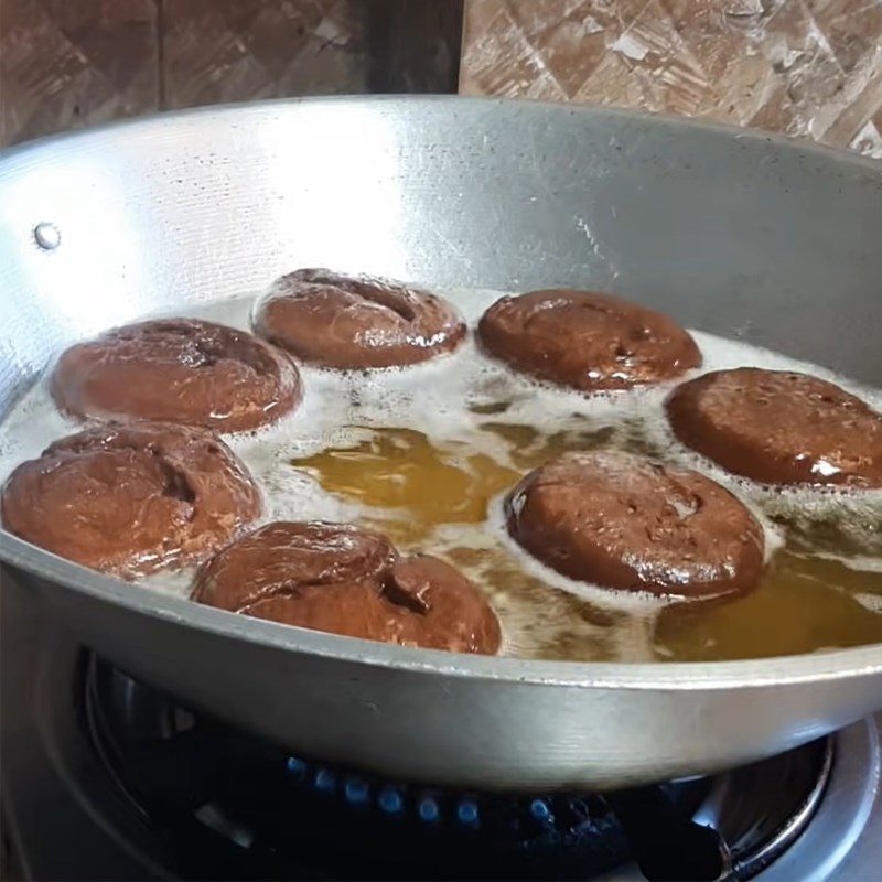 Step 6 Fry the donuts Fried chocolate donut