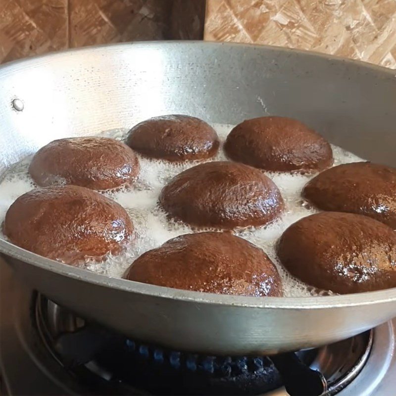 Step 6 Fry the donuts Fried chocolate donut