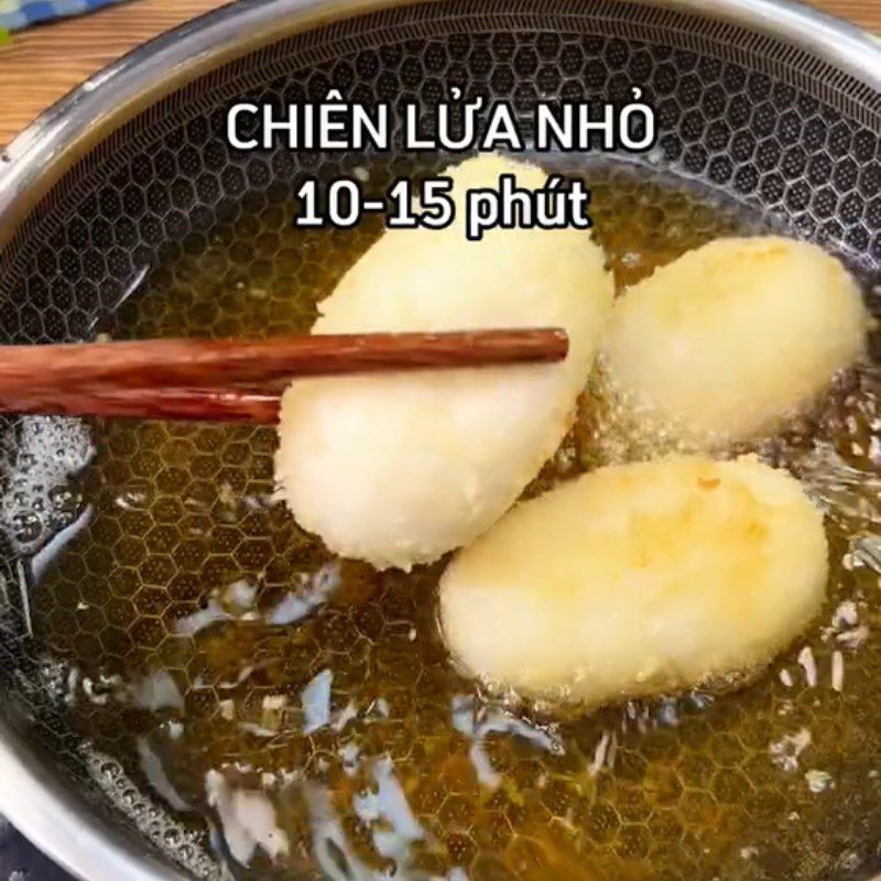 Step 3 Frying the black sugar glutinous rice cake