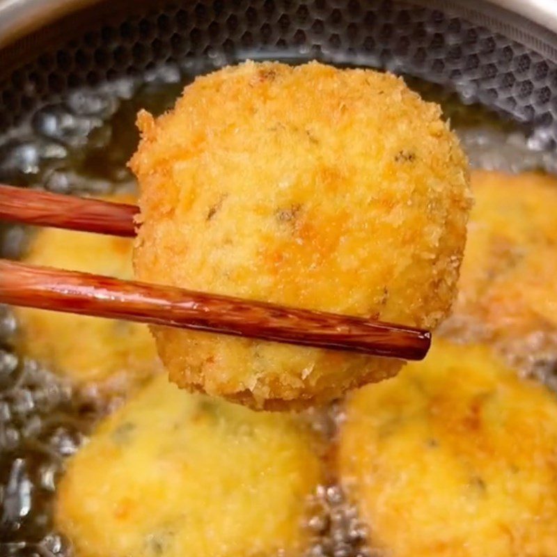 Step 5 Frying potato shrimp cakes Crispy potato shrimp cakes (Recipe shared by Tiktok Cooking with TasteVN)
