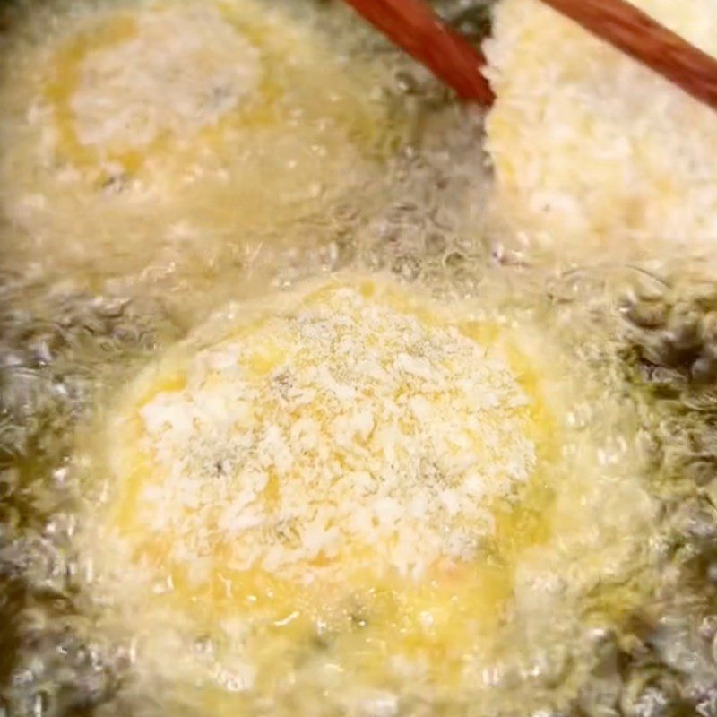 Step 5 Frying potato shrimp cakes Crispy potato shrimp cakes (Recipe shared by Tiktok Cooking with TasteVN)