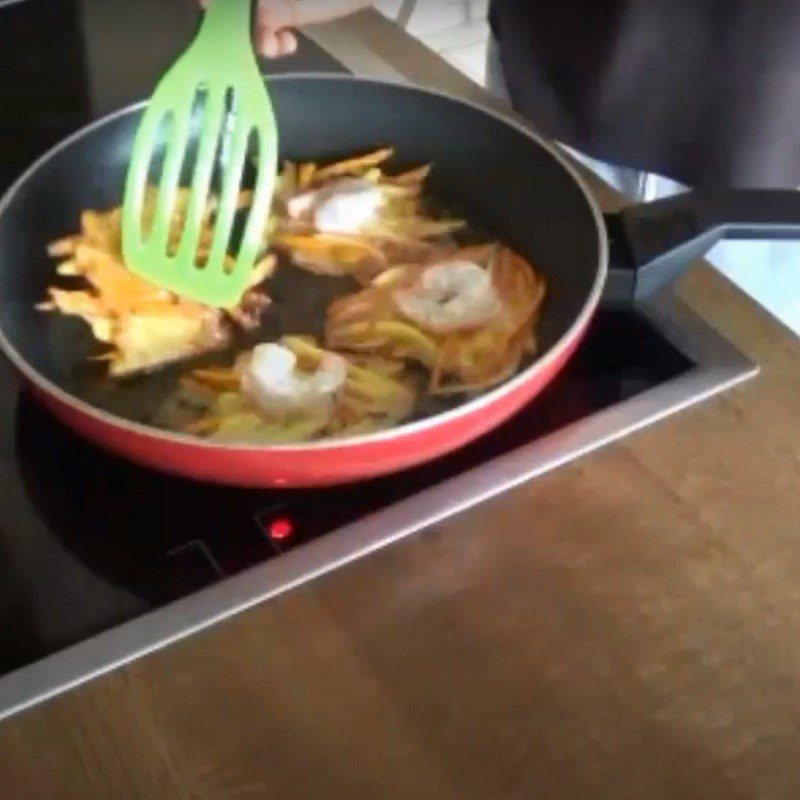 Step 4 Fry the potato shrimp cakes Crispy potato shrimp cakes