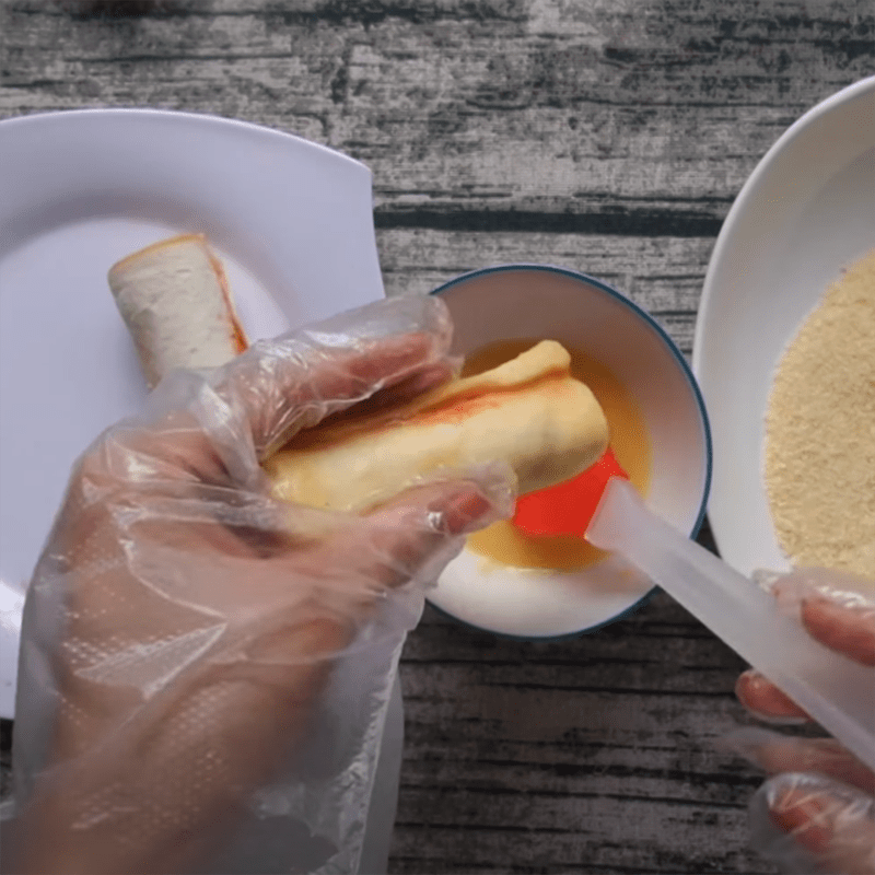 Step 3 Fry the bread sausage cheese roll