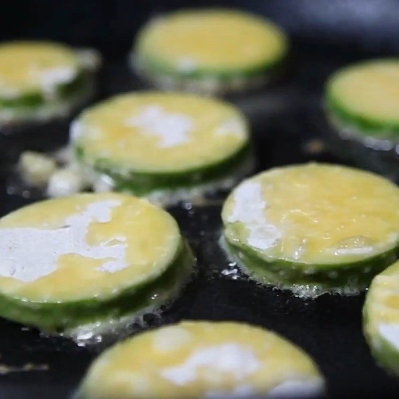 Step 3 Frying zucchini Fried zucchini