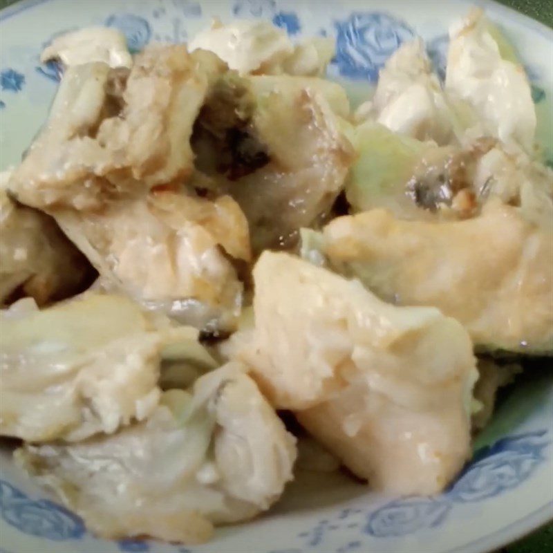 Step 2 Fry the fish Lotus stem soup with shrimp