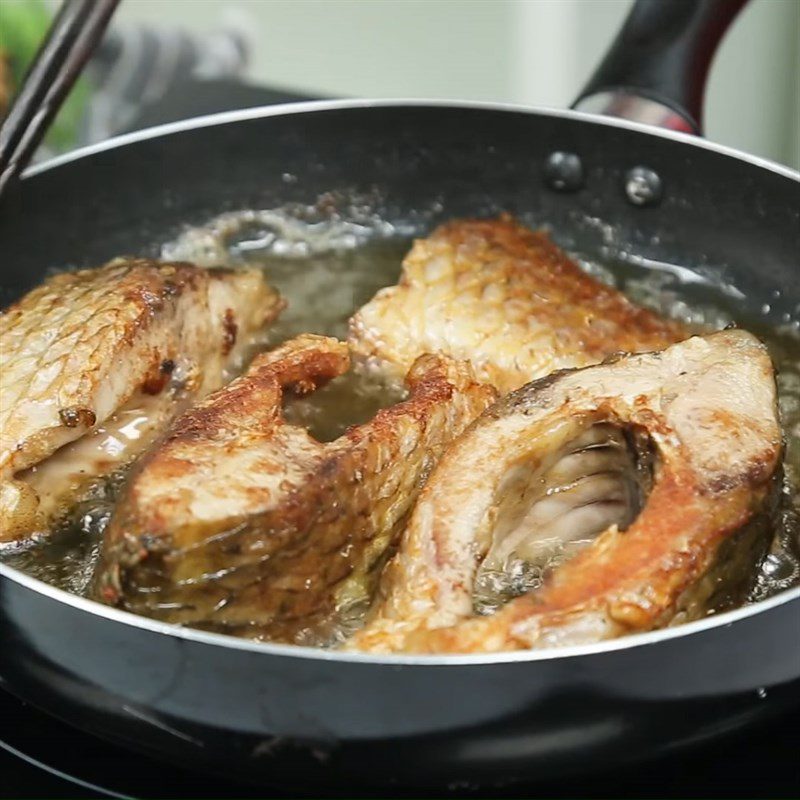 Step 3 Fry the fish Braised Carp with Sour Bamboo Shoots