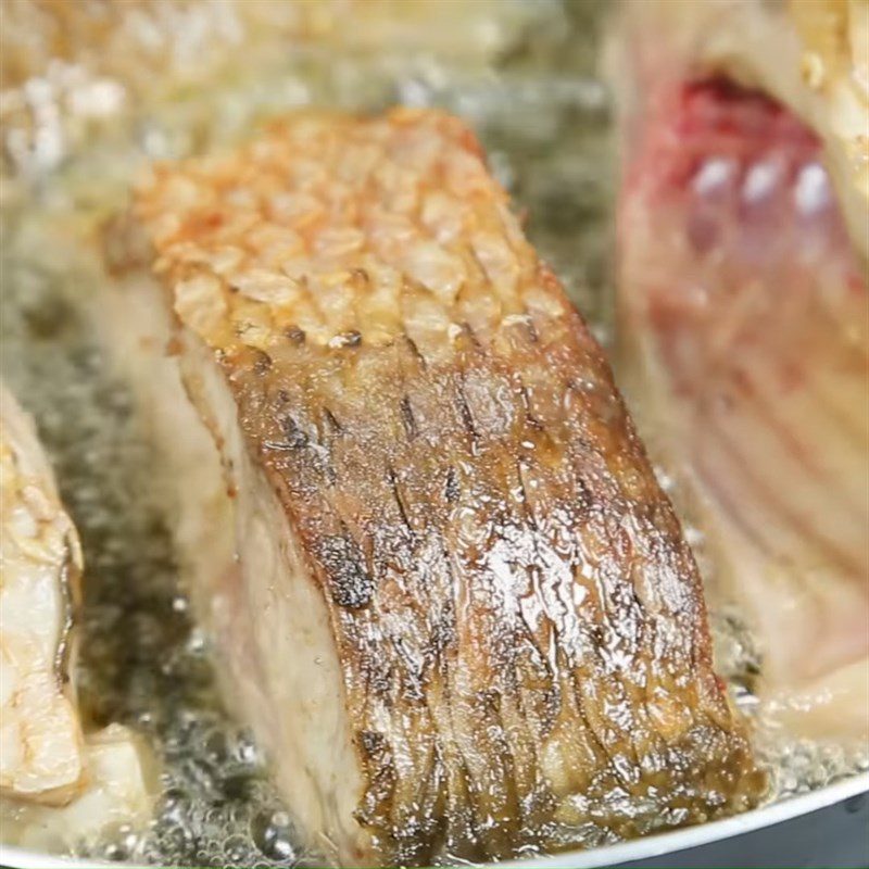 Step 3 Fry the fish for sour bamboo shoot braised carp