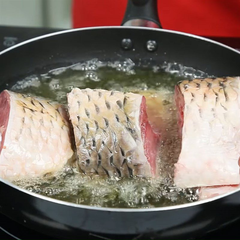 Step 3 Fry the fish for sour bamboo shoot braised carp