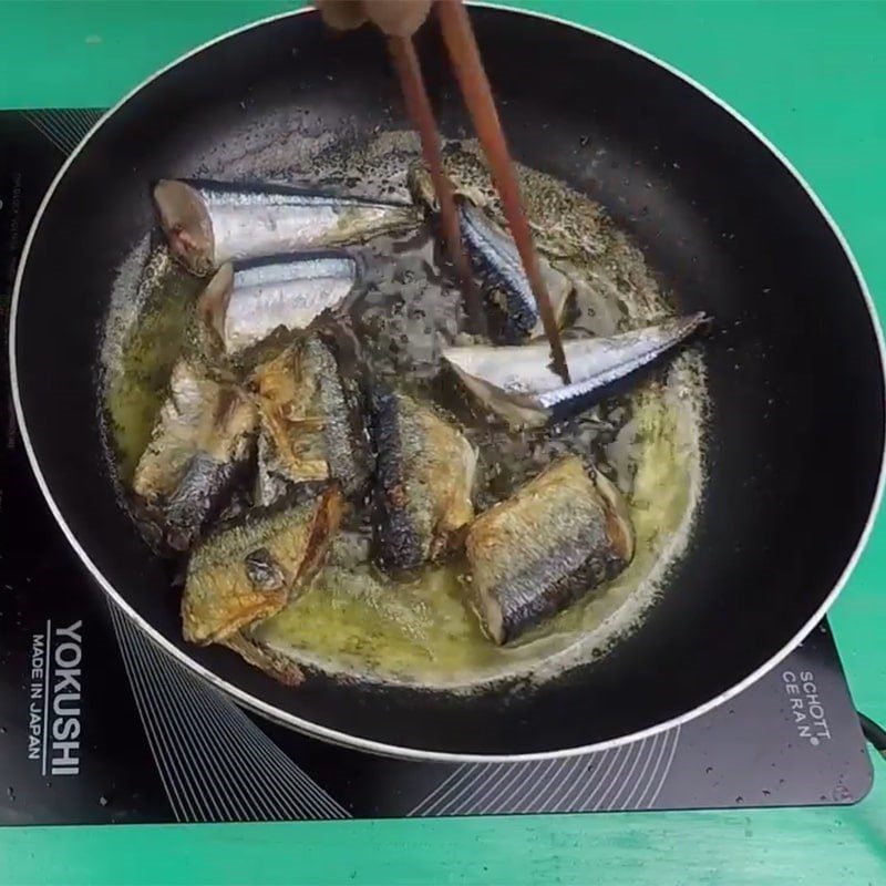 Step 3 Fry the fish for Braised Snakehead Fish