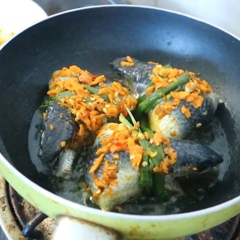 Step 4 Fry the fish Fried mackerel