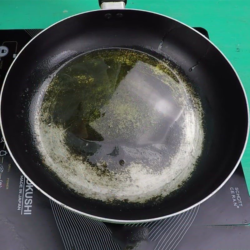 Step 3 Fry the fish for Braised Snakehead Fish