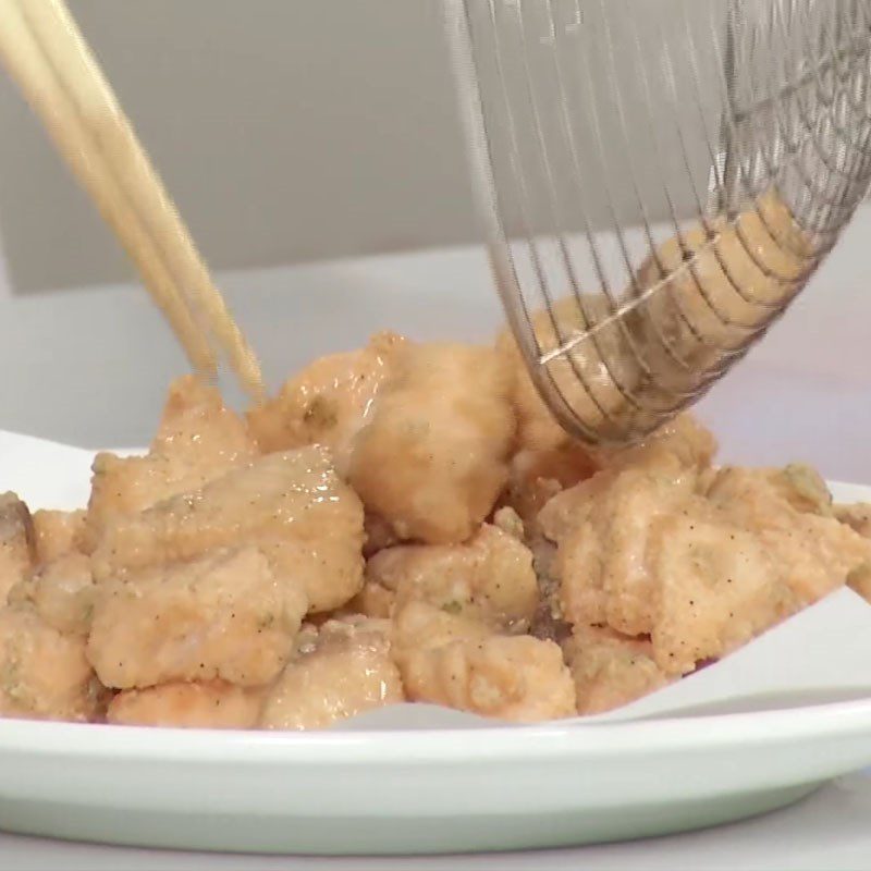 Step 4 Frying fish Fried salmon with coconut sauce