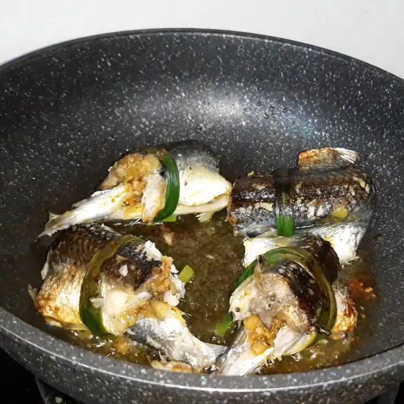 Step 5 Frying fish Fried flying fish with fried onion