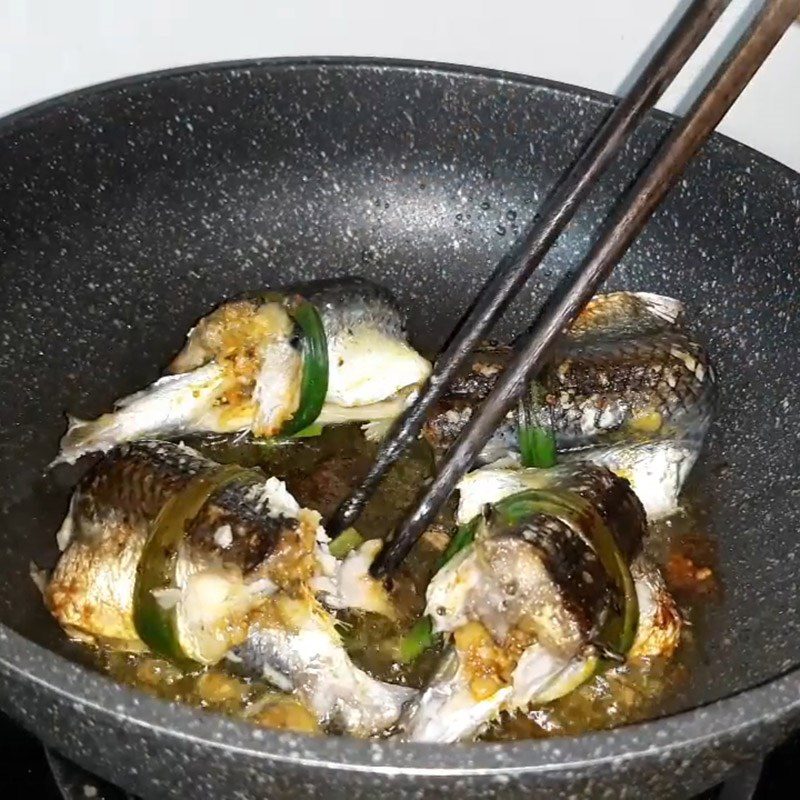 Step 5 Fry the fish Fried flying fish with fried shallots