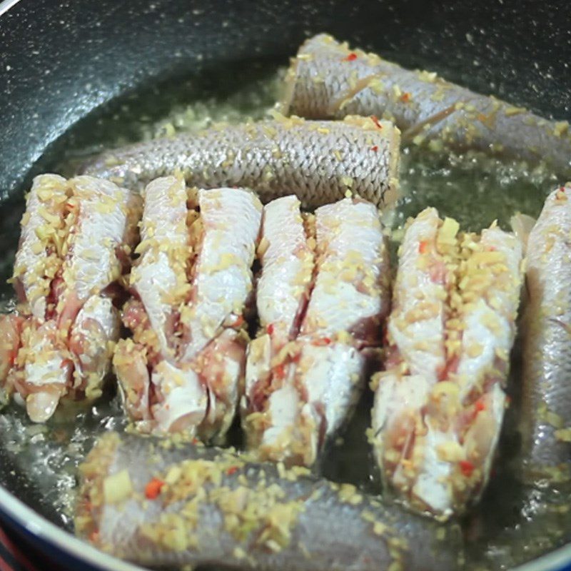 Step 3 Fry the fish Fried snakehead fish with lemongrass and chili