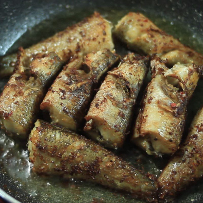 Step 3 Fry the fish Fried snakehead fish with lemongrass and chili