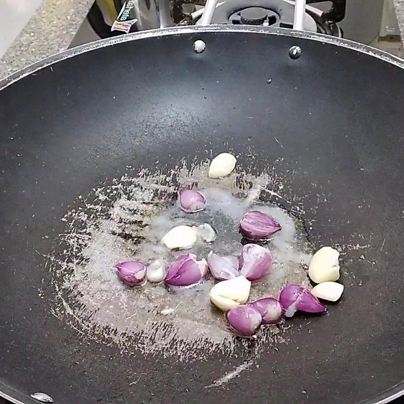 Step 3 Fry the fish Mackerel braised with salt