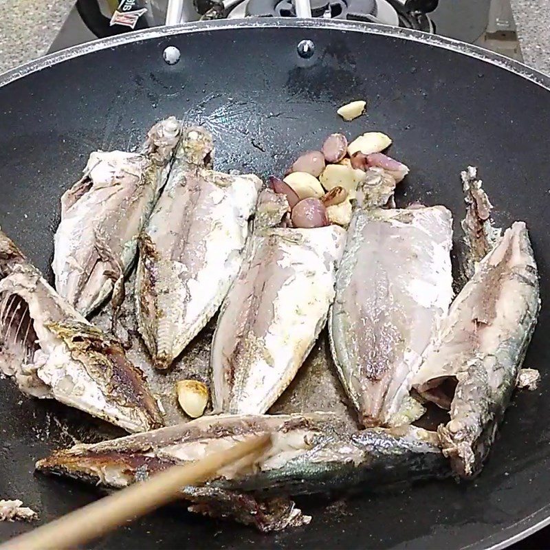 Step 3 Fry the fish Mackerel braised with salt