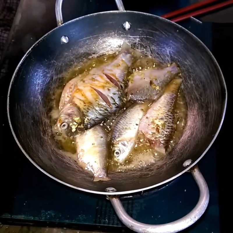 Step 3 Fry the fish Fried catfish with lemongrass and chili