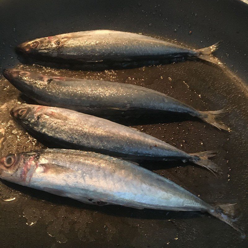 Step 2 Fry mackerel Crispy fried mackerel