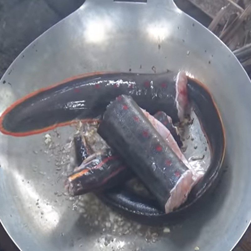 Step 3 Fry the eel Sour and spicy eel hotpot