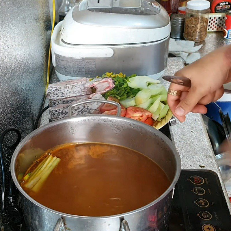 Step 3 Cooking sour soup with striped catfish