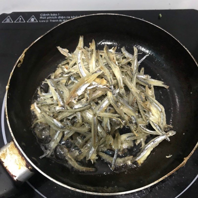 Step 3 Fry dried anchovies Anchovy fish sauce fried dried anchovies (Recipe shared by a user)