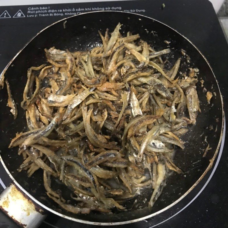 Step 3 Fry dried anchovies Anchovy fish sauce fried dried anchovies (Recipe shared by a user)