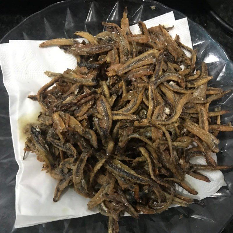 Step 3 Fry dried anchovies Anchovy fish sauce fried dried anchovies (Recipe shared by a user)