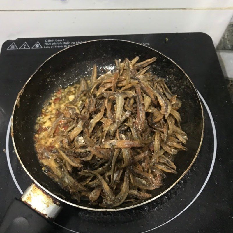 Step 4 Frying dried anchovies with fish sauce Fried dried anchovies with fish sauce (Recipe shared by a user)