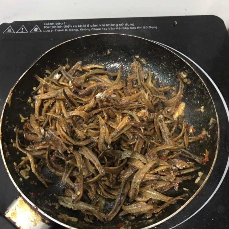Step 4 Frying dried anchovies with fish sauce Fried dried anchovies with fish sauce (Recipe shared by a user)