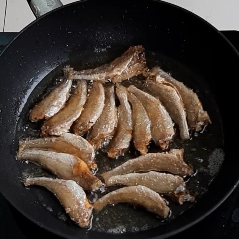 Step 2 Fry the fish for Dried Fish with Tamarind Sauce