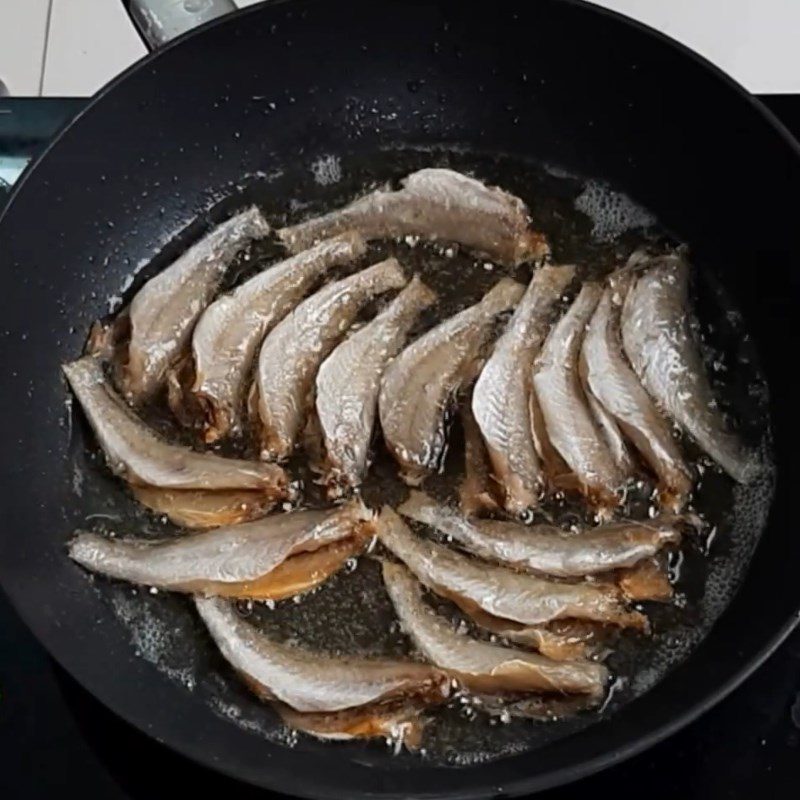 Step 2 Fry the fish for Dried Fish with Tamarind Sauce