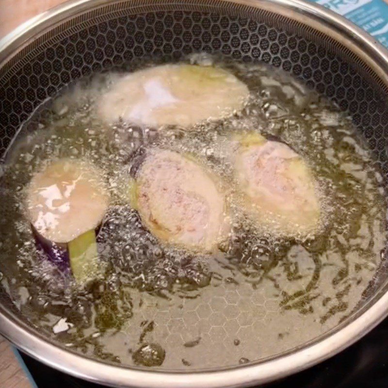Step 2 Frying Eggplant for Eggplant with Tomato Sauce (Recipe shared by Tiktok Vegetarian Kitchen XANH)