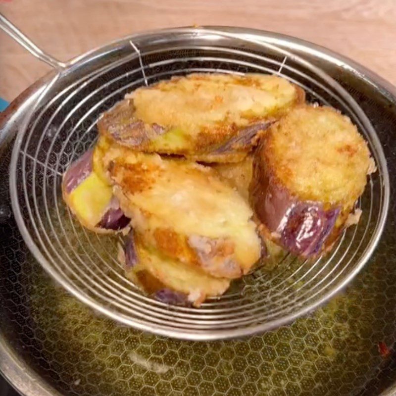 Step 2 Frying Eggplant for Eggplant with Tomato Sauce (Recipe shared by Tiktok Vegetarian Kitchen XANH)