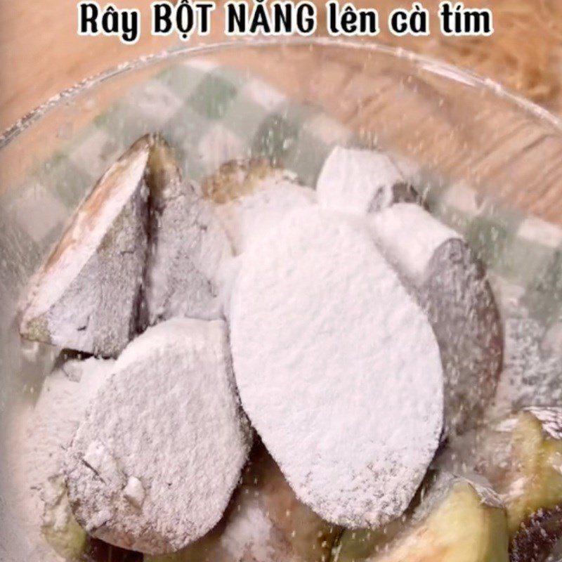 Step 2 Frying Eggplant for Eggplant with Tomato Sauce (Recipe shared by Tiktok Vegetarian Kitchen XANH)